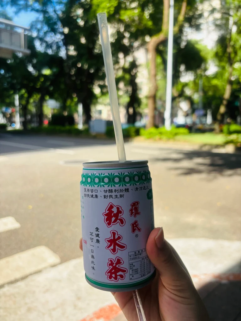 Can of Luo's herbal tea held outdoors in Taipei