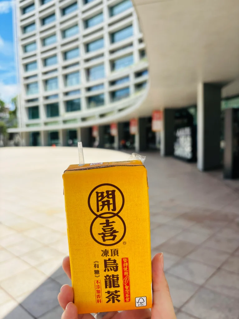 Box of Kaixi oolong tea held in front of Songshan Tobacco Factory.